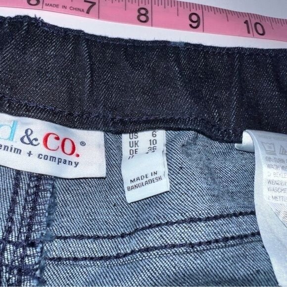 D & Co Womens Star Print Denim Bermuda Shorts Blue Mid Rise Stretchy Size 6 - Picture 3 of 9